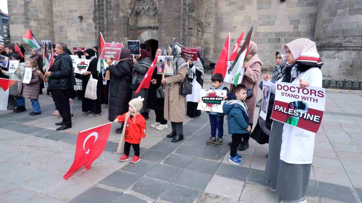 Erzurum\'da sağlık çalışanları İsrail\'in Gazze saldırılarını protesto etti