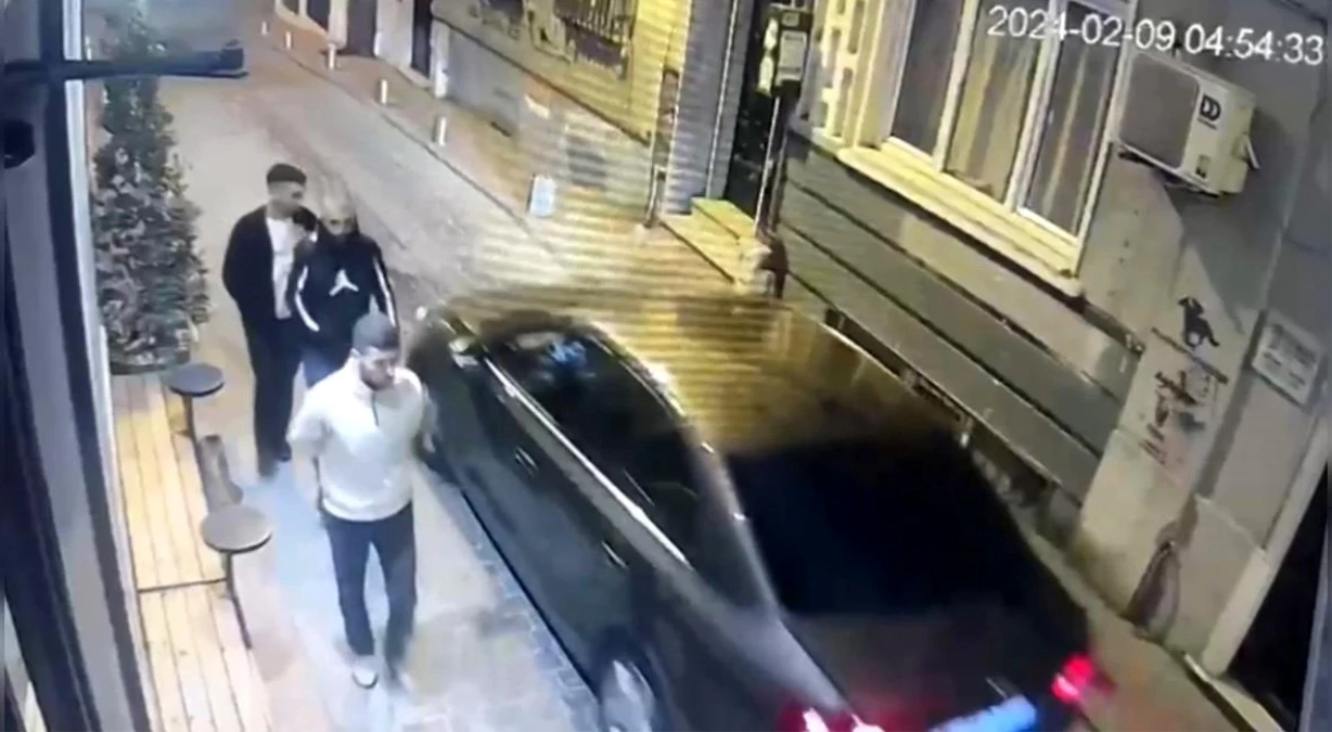 Taksim\'de Alkollü Şahıslardan Birinin İşyerine Silahla Saldırısı