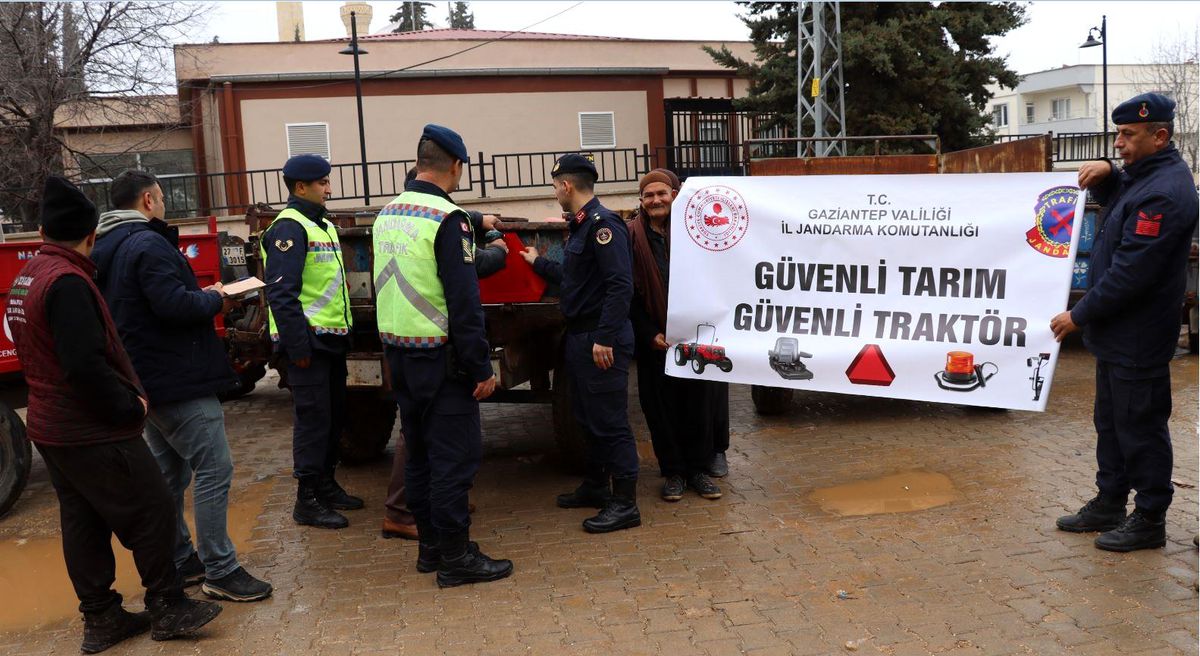Gaziantep İl Jandarma Komutanlığından Traktör Sürücülerine Güvenli Tarım Eğitimi