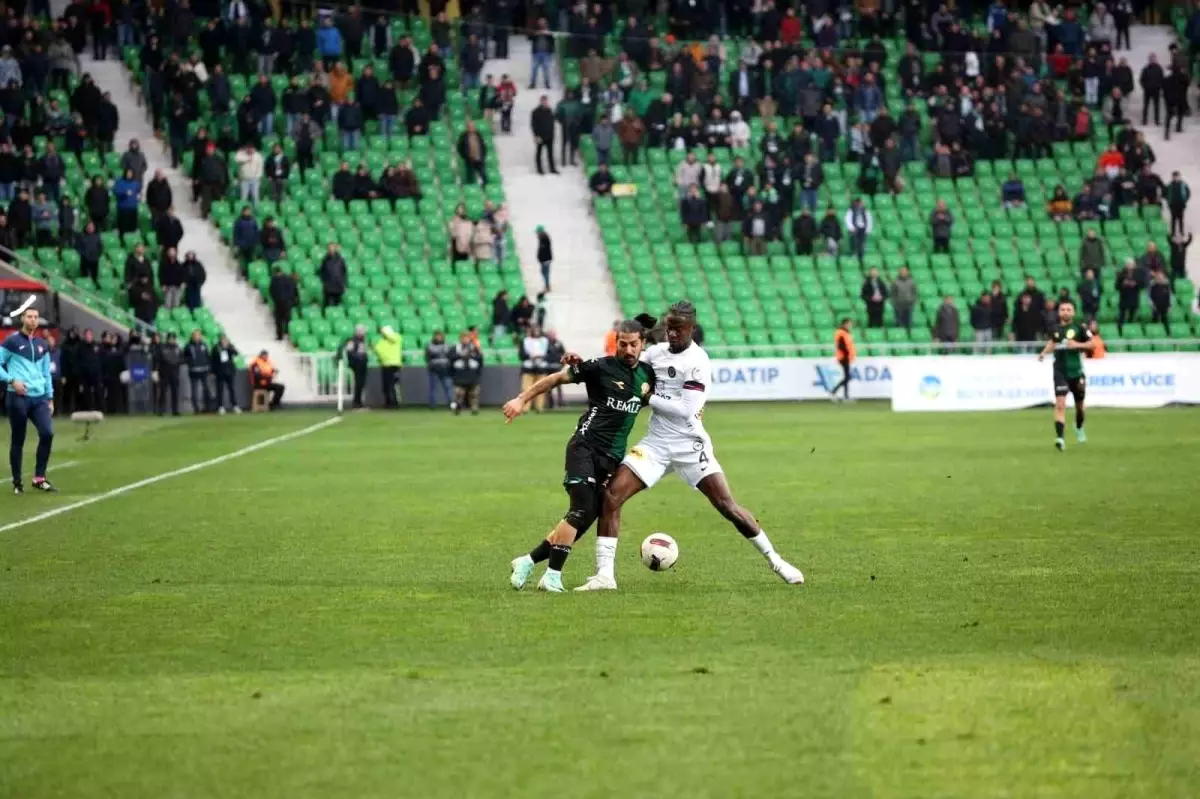 Sakaryaspor, Çorumspor\'u 3-1 mağlup etti