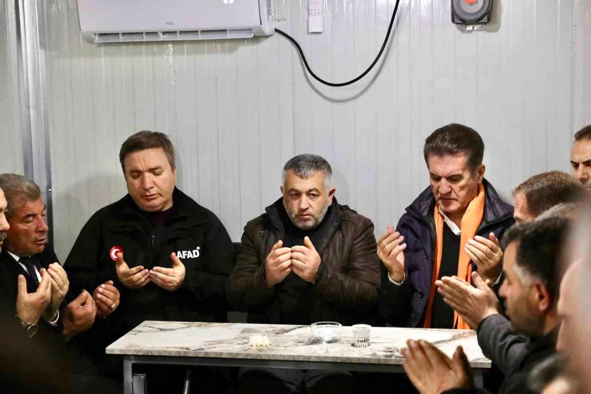 Erzincan Valisi, şehit Piyade Sözleşmeli Er\'in ailesine taziye ziyaretinde bulundu