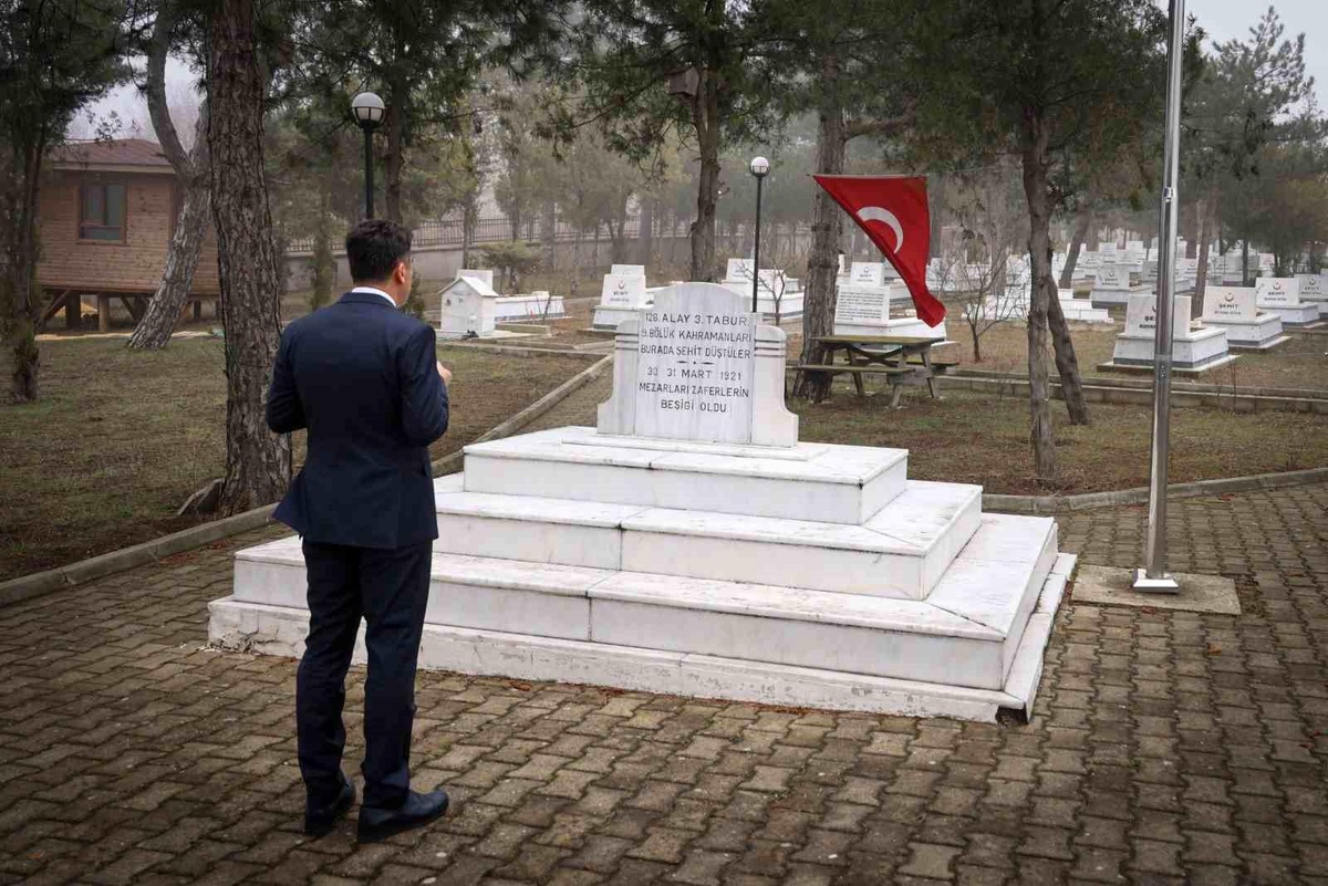 Bilecik Valisi Şefik Aygöl, İntikamtepe Şehitliği\'ni ziyaret etti