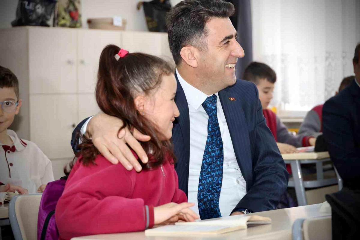 Bilecik Valisi Şefik Aygöl, öğrencilerle kitap okuyup ebru yaptı