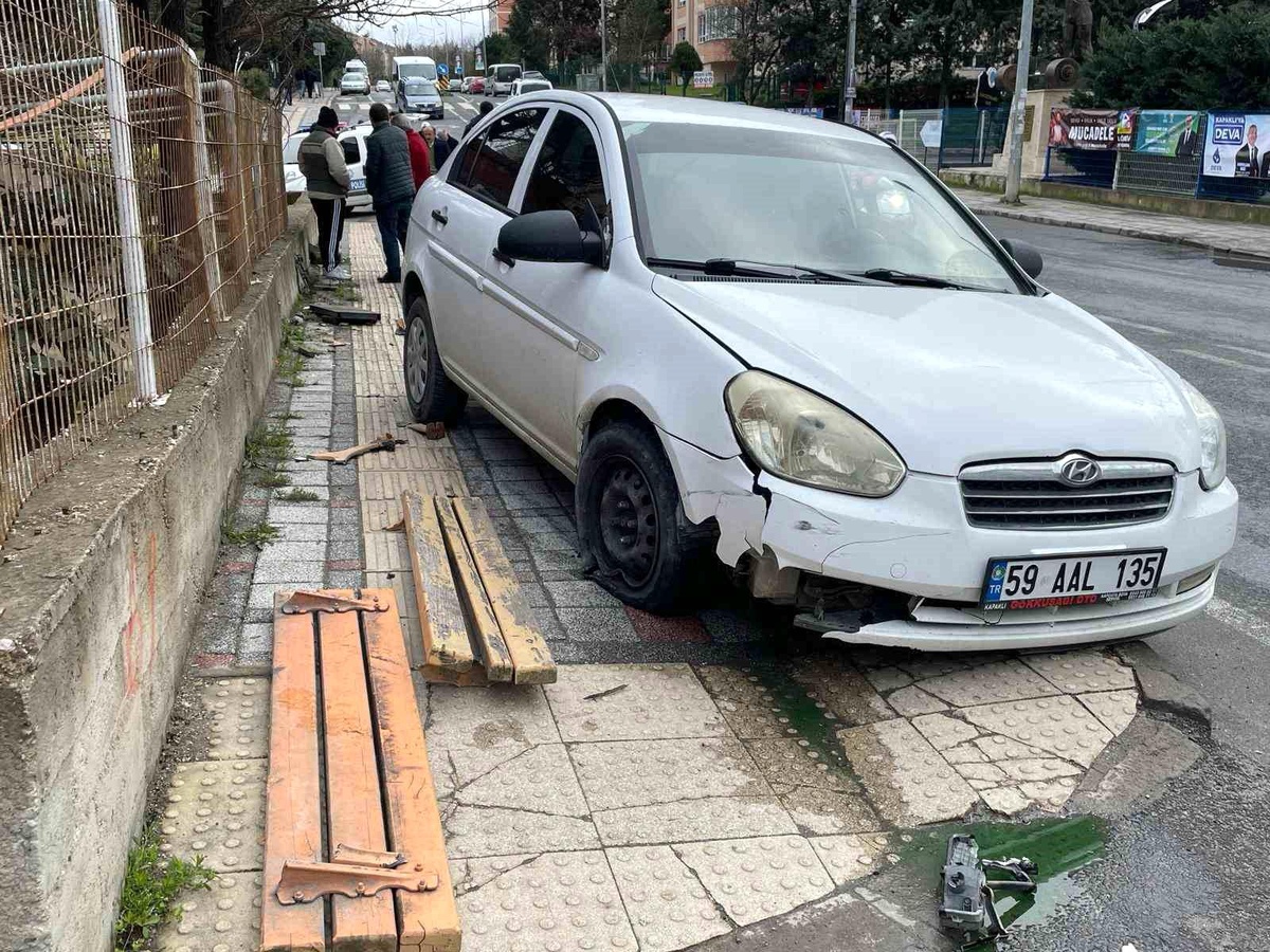 Tekirdağ\'da Otomobil, Manevra Yaparken Bankta Oturan Vatandaşa Çarptı