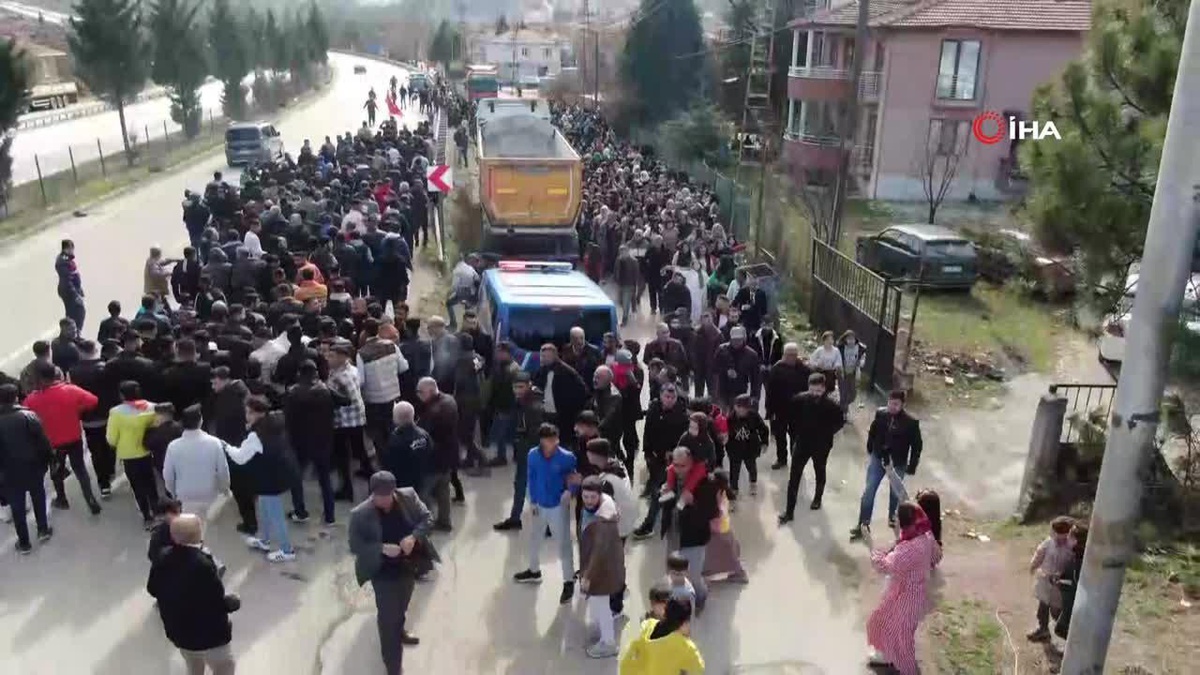 Yüzlerce kişi muhtar adayına destek için yürüdü