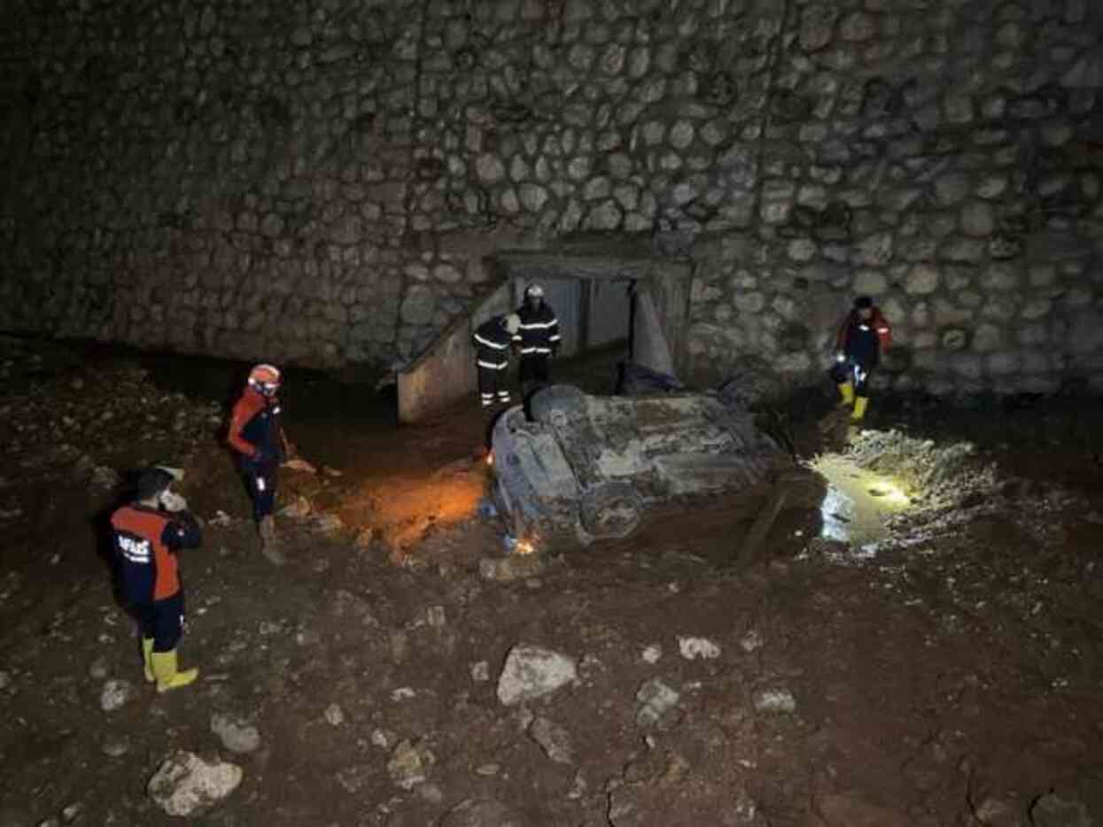 150 metre yükseklikten dere yatağına düşen otomobilde 1 polis hayatını kaybetti, 1 komiser yaralandı 150 metre yükseklikten dere yatağına düşen otomobilde 1 polis hayatını kaybetti, 1 komiser yaralandı