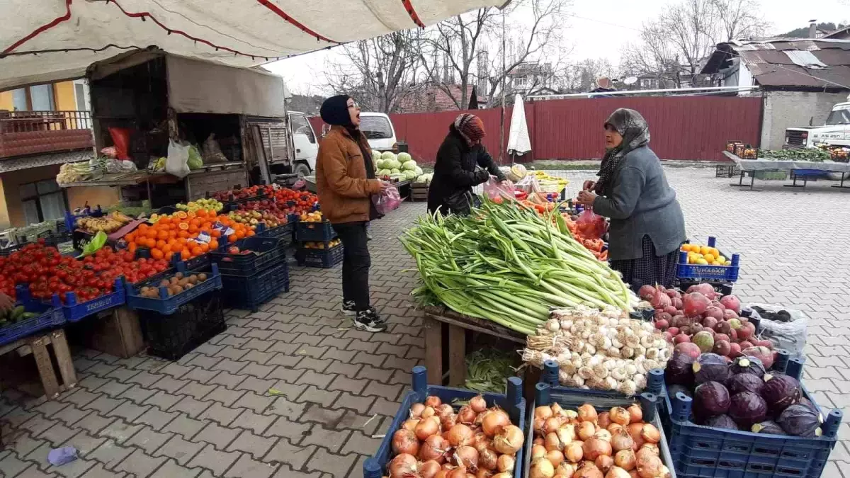 18 yaşındaki genç kız, pazar tezgahında çalışarak üniversite için para biriktiriyor