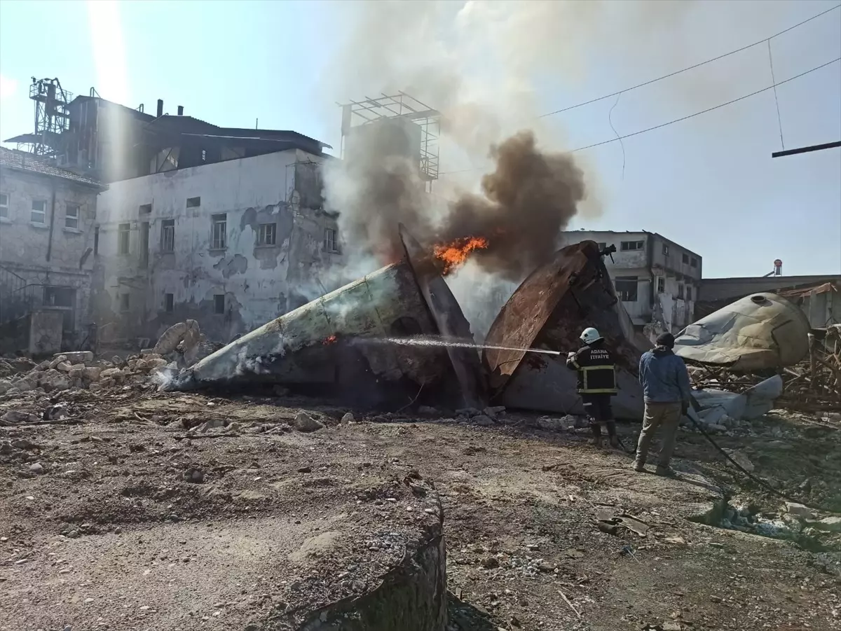 Adana\'da eski bir fabrikanın bahçesinde çıkan yangın söndürüldü