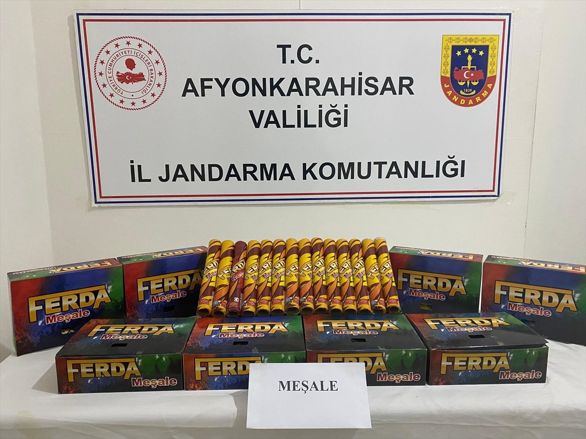 Afyonkarahisar\'da İzinsiz Havai Fişek ve Meşale Satışı Yapan Mağazada 118 Meşale Ele Geçirildi