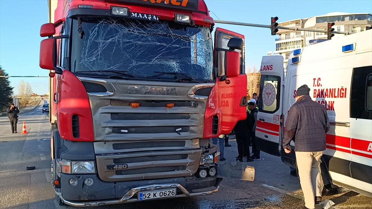 Afyonkarahisar\'da minibüs ile tır çarpışması: 12 kişi yaralandı