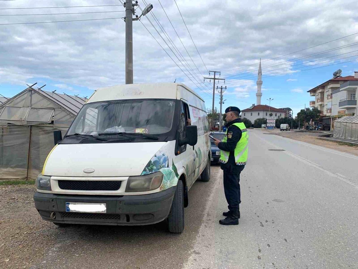 Alanya\'da jandarma tarafından 17 araç trafikten men edildi