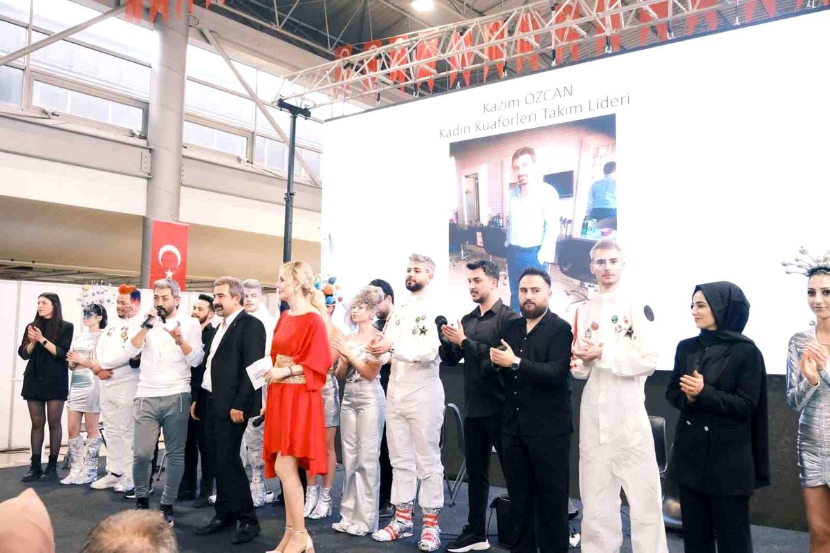 Eskişehirli Kuaförler Uzay Konseptli Gösteriyle Büyük Beğeni Topladı