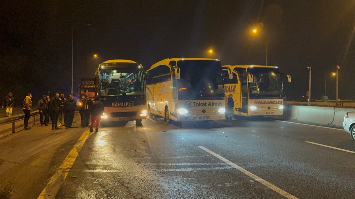 Anadolu Otoyolu\'nda Tır ve Kamyon Çarpışması: 2 Yaralı, İstanbul İstikameti Kapandı
