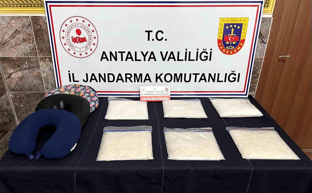 Antalya\'da Boyuna Takılan Yolcu Yastığında 6 Kilo Uyuşturucu ile Yakalanan 3 Şüpheli Tutuklandı