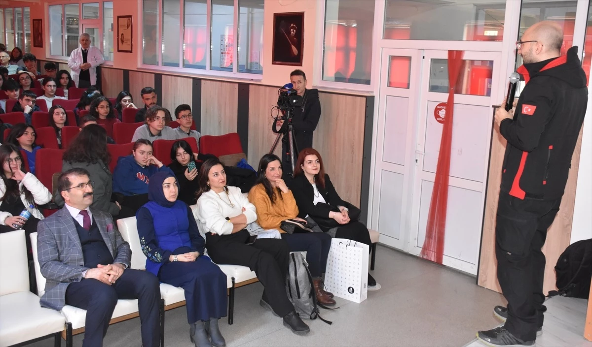 TÜBİTAK MAM Kutup Araştırmaları Enstitüsü\'nden kaptan yüksek mühendis Sinan Yirmibeşoğlu, Artvin\'deki öğrencilerle deneyimlerini paylaştı
