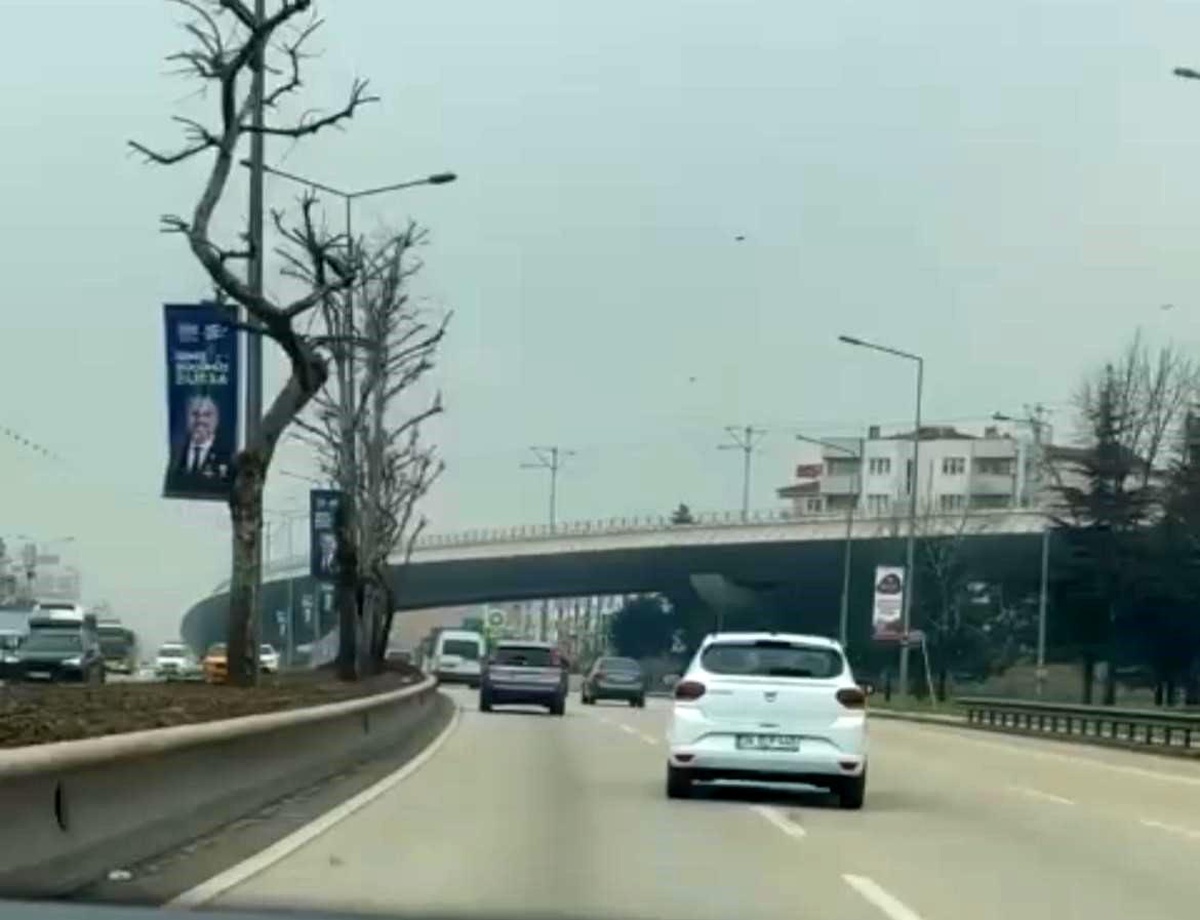 Bursa\'da Arıza Yapan Motosikletiyle Seyir Eden Sürücü Yürekleri Ağza Getirdi