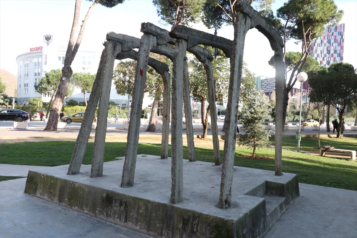 Arnavutluk\'ta komünist rejim kurbanları anısına dikilen anıt: "Postbllok"