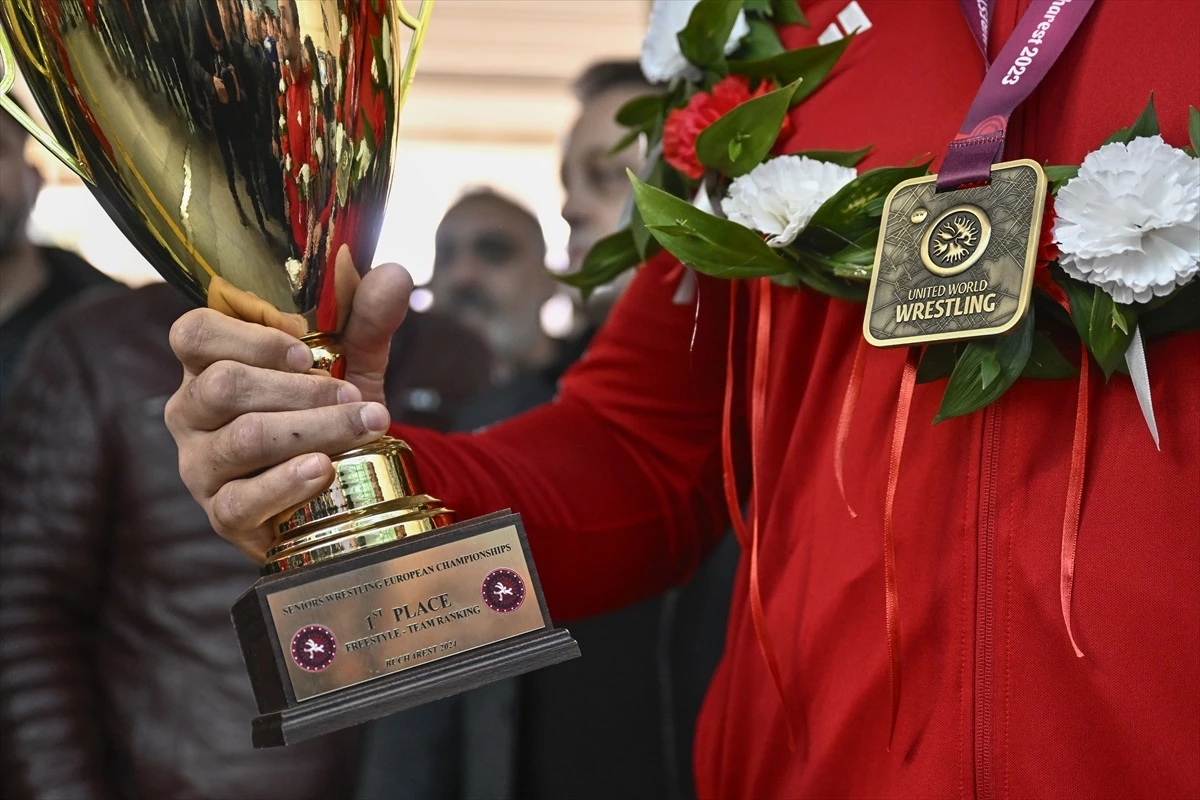 Avrupa Şampiyonası\'nda şampiyon olan Serbest Güreş Milli Takımı Ankara\'da coşkuyla karşılandı