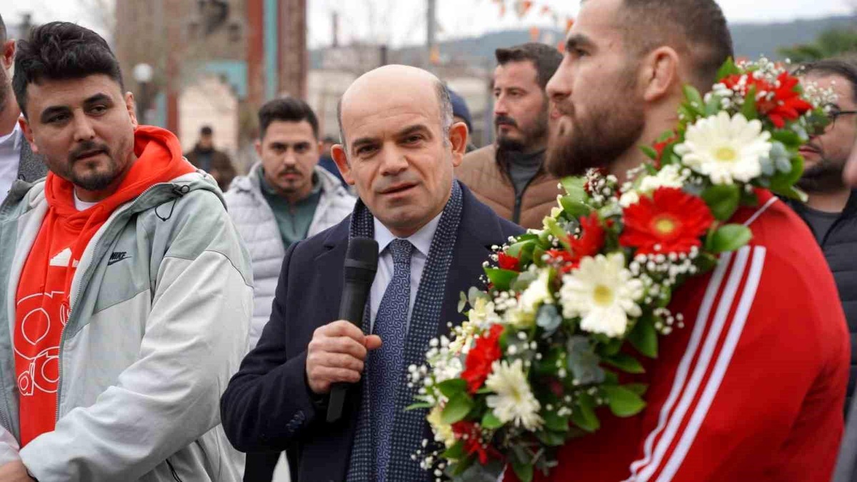 Avrupa Şampiyonu Güreşçi Feyzullah Aktürk Çan\'da Coşkuyla Karşılandı