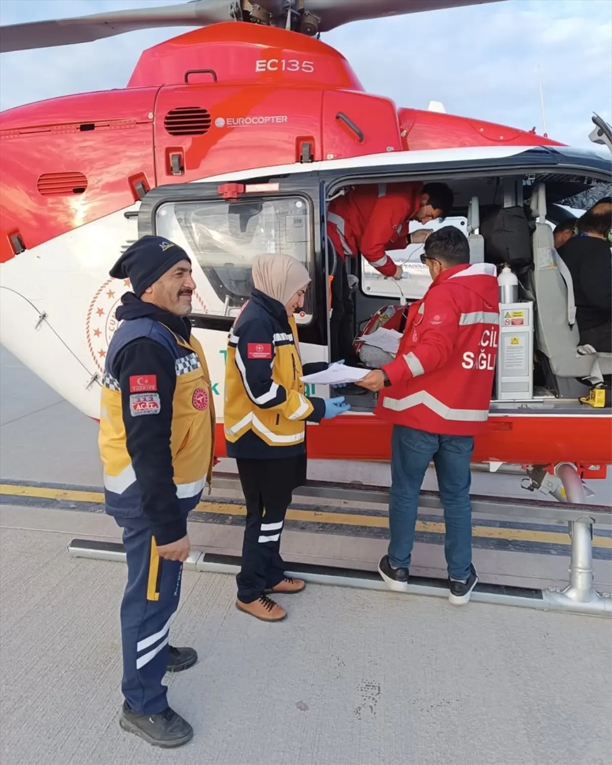 Van\'ın Bahçesaray ilçesinde rahatsızlanan hasta ambulans helikopterle hastaneye ulaştırıldı