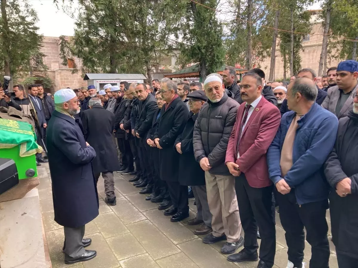 Bakan Özhaseki, Şeyh Turesan Veli Yardımlaşma ve Yaşatma Derneği Başkanı\'nın cenazesine katıldı