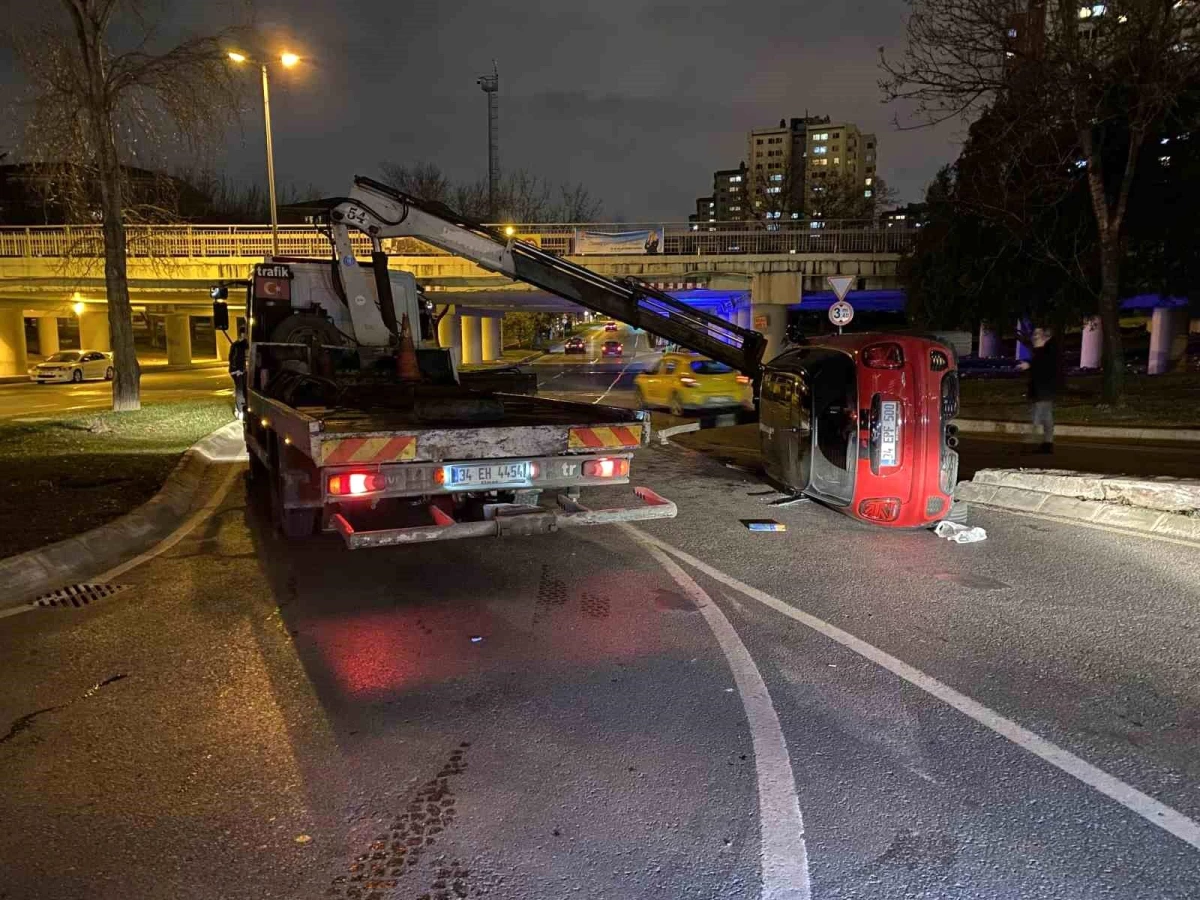 Bakırköy\'de direksiyon hakimiyetini kaybederek refüje çarpan sürücü yaralandı