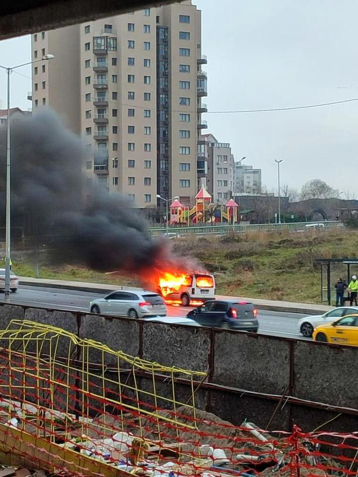 Başakşehir\'de seyir halinde olan hafif ticari araç alev alev yandı