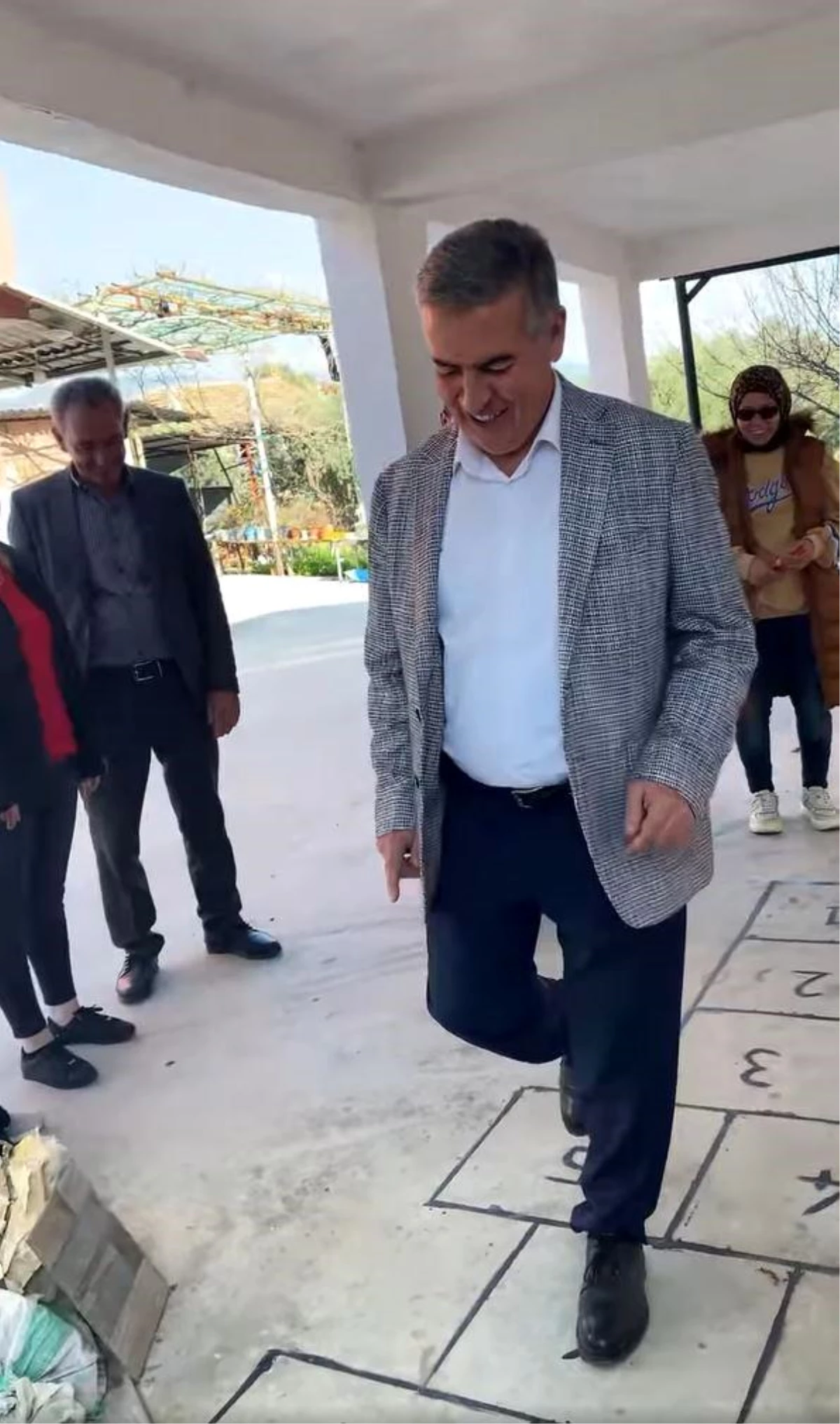 Buharkent Belediye Başkanı Mehmet Erol, çocuklarla seksek oynadı