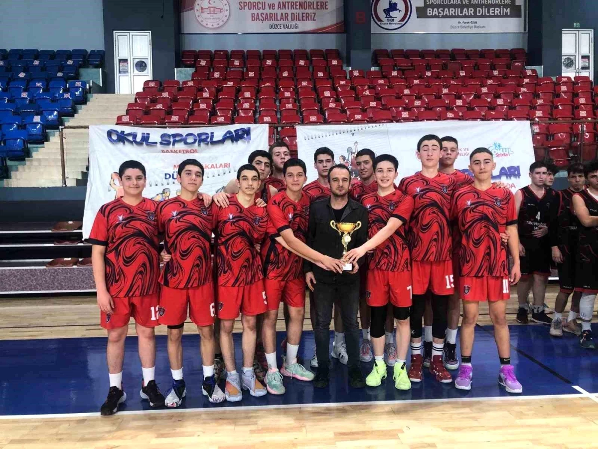 Düzce Basket Gençlik Spor Kulübü U18 Basketbol Yerel Ligi şampiyonu oldu