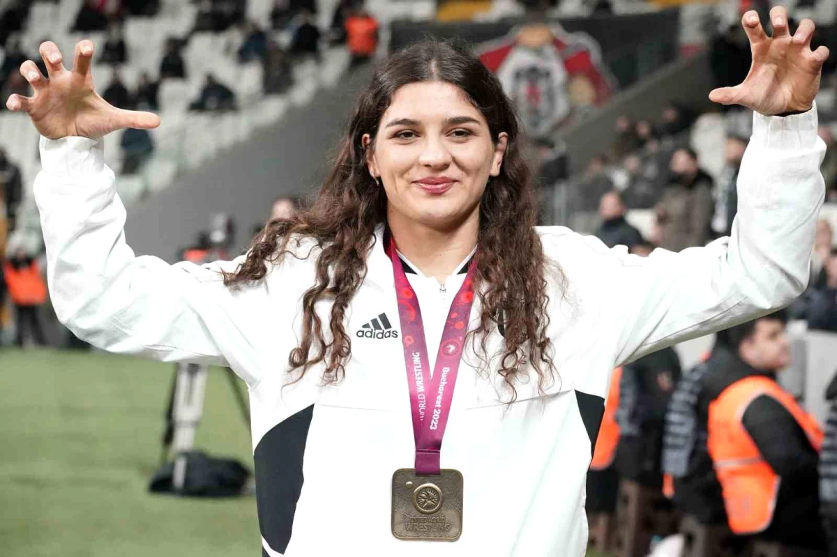 Beşiktaş Kulübü, Avrupa Güreş Şampiyonası\'nda altın madalya kazanan Nesrin Baş\'a plaket verdi