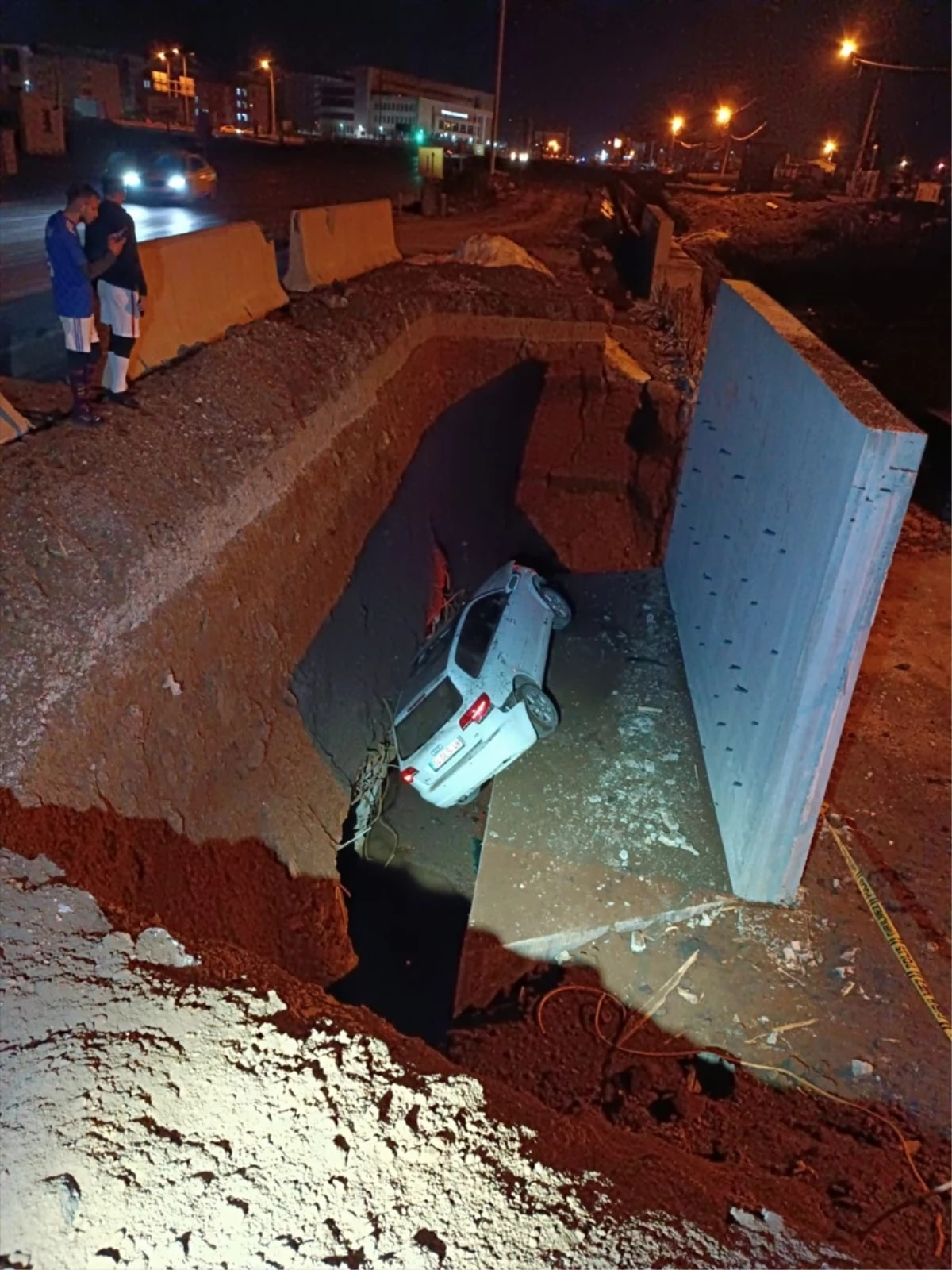 Bitlis\'te kavşak çalışmasında otomobil inşaat alanına düştü, 3 kişi yaralandı