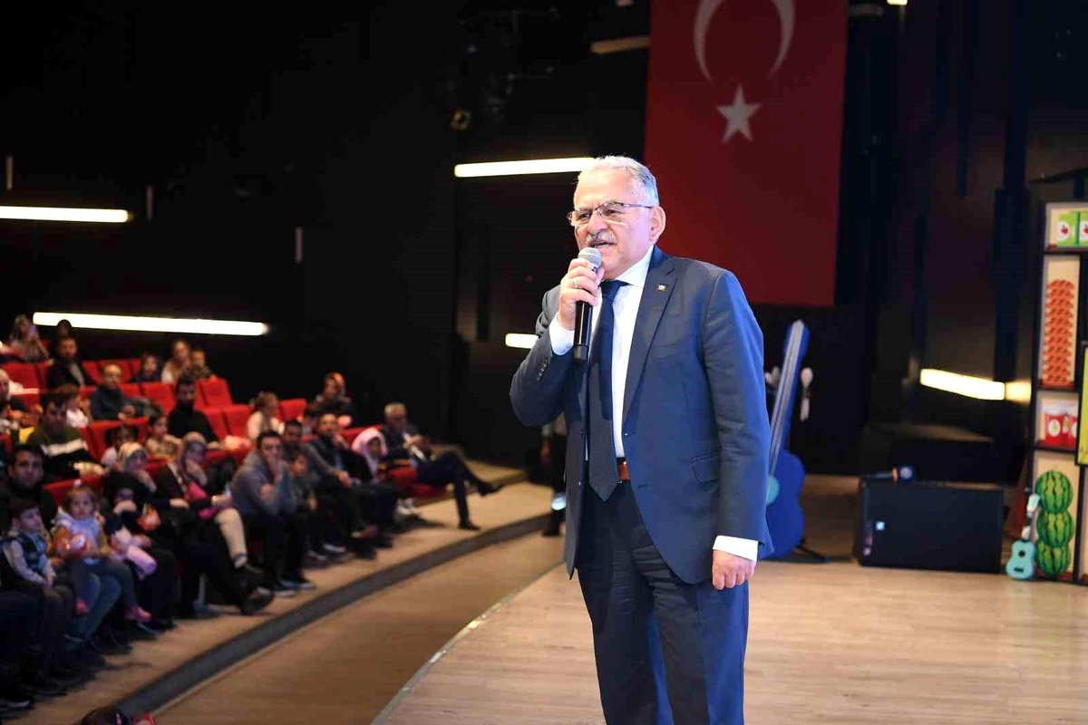 Kayseri Büyükşehir Belediye Başkanı Kukuli Bakkal Amca Müzikali\'nde çocukların mutluluğuna ortak oldu
