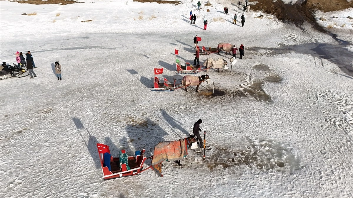Çıldır Gölü\'nde Turistler Kar ve Buz Üzerinde Eğlendi