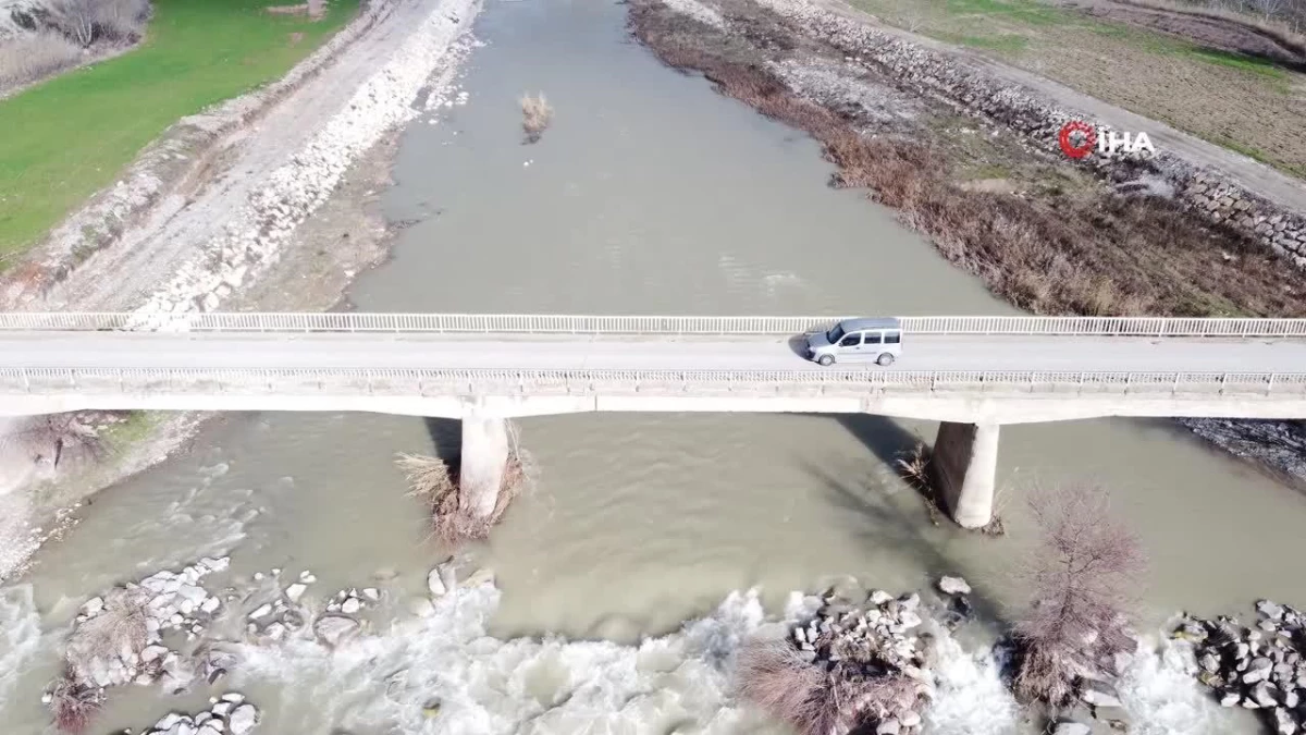 Depremde zarar gören köprü yıkılma tehlikesiyle karşı karşıya