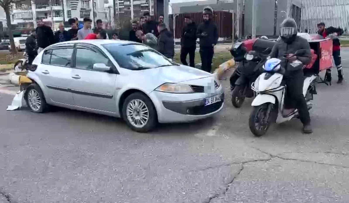 Diyarbakır\'da minibüs ile otomobil çarpıştı: 2 kişi hafif yaralandı