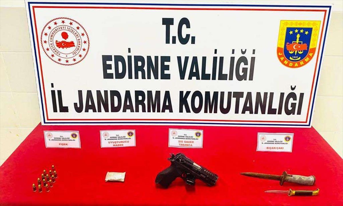 Edirne\'de jandarma ekipleri tarafından durdurulan araçta uyuşturucu ve silah ele geçirildi, 2 şüpheli gözaltına alındı