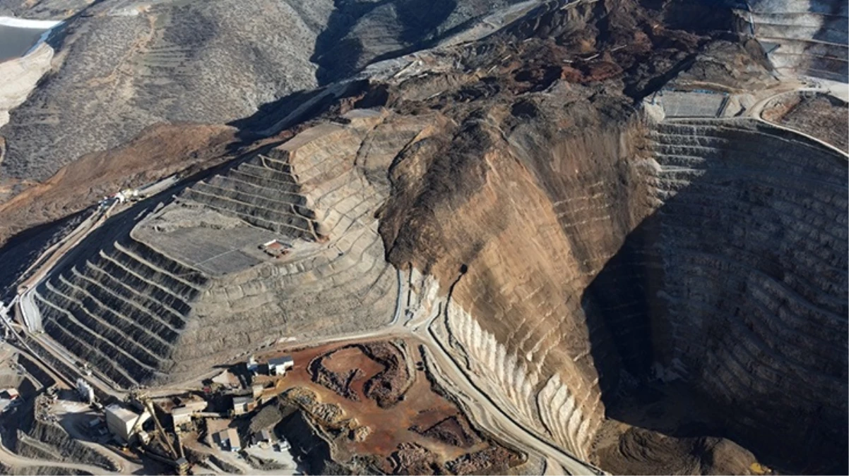 Erzincan\'daki maden sahasında heyelan riski nedeniyle kayıp işçileri arama faaliyetleri durduruldu