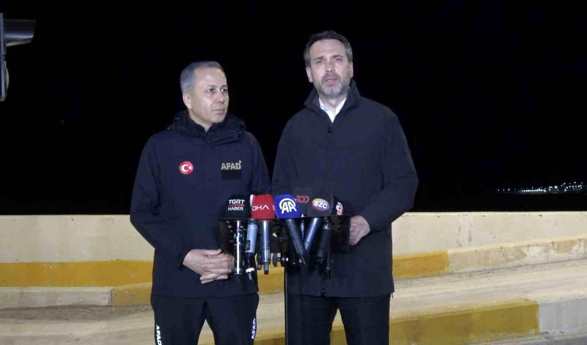 Erzincan\'da göçük altında kalan işçilerin arama faaliyetleri heyelan riski nedeniyle durduruldu