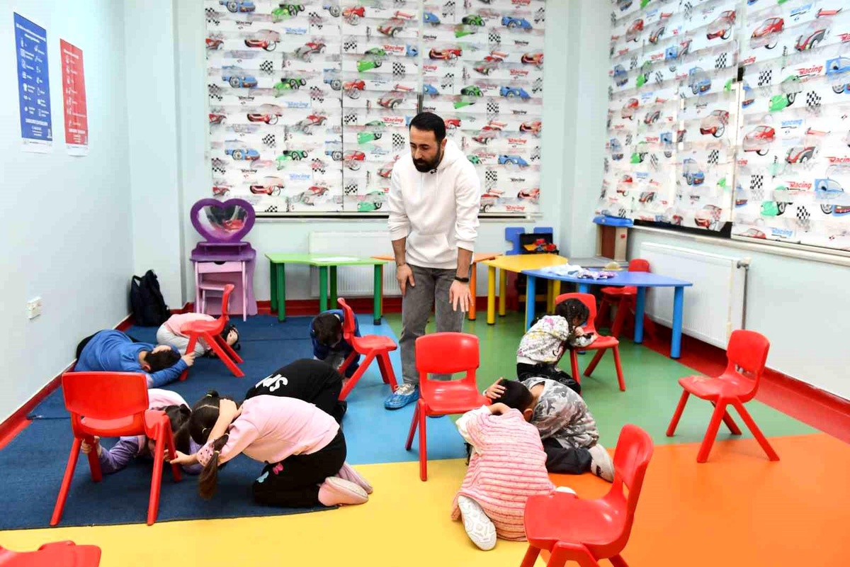 Esenyurt Belediyesi Kreşlerinde Miniklere Afet Farkındalık Eğitimi Veriliyor