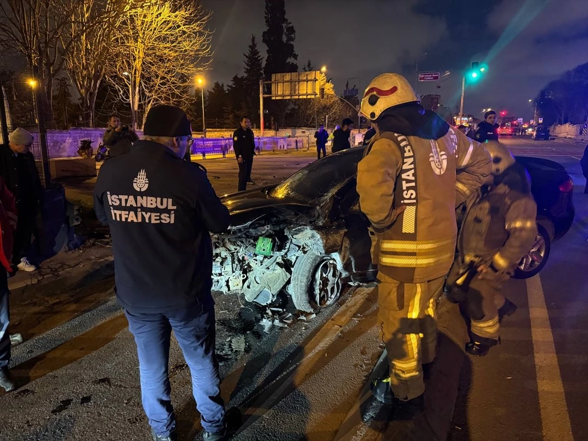 Eyüpsultan\'da Beton Bariyerlere Çarpan Otomobilin Sürücüsü Yaralandı