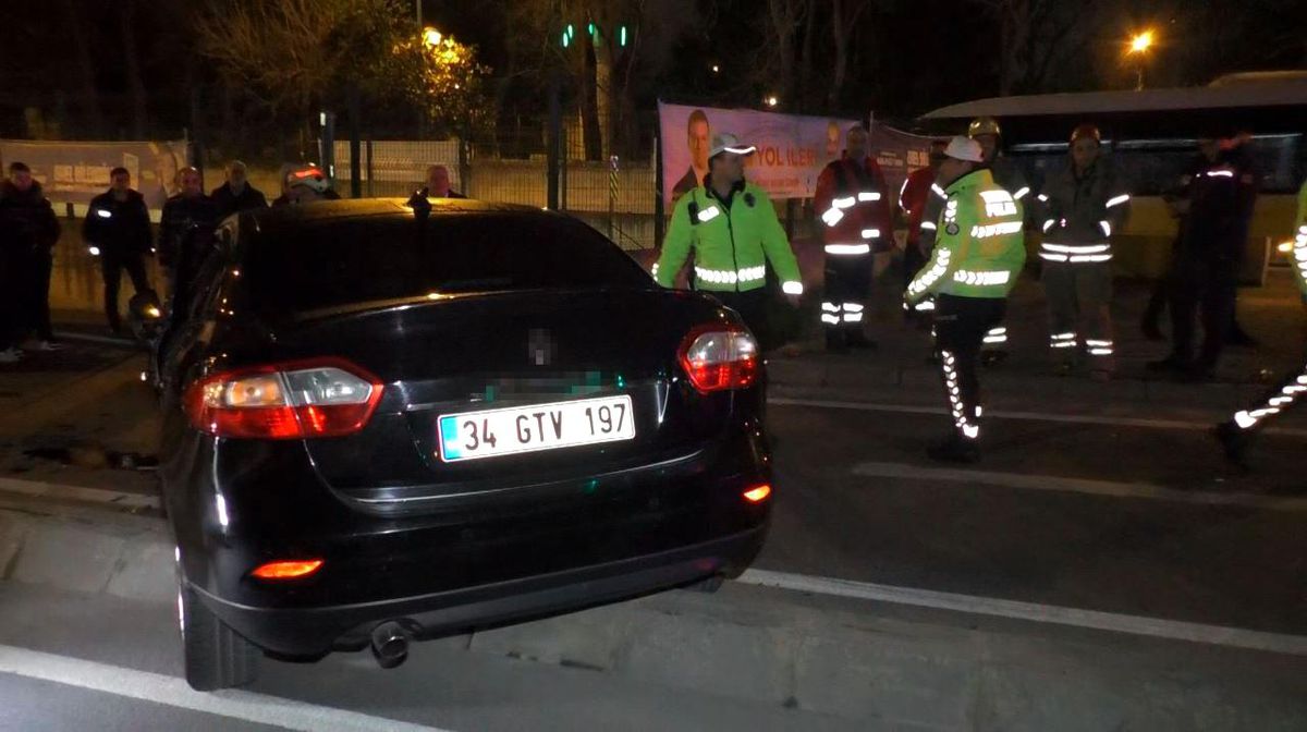 Fatih\'te sürücü makas atarken direksiyon hakimiyetini kaybederek refüje çarptı
