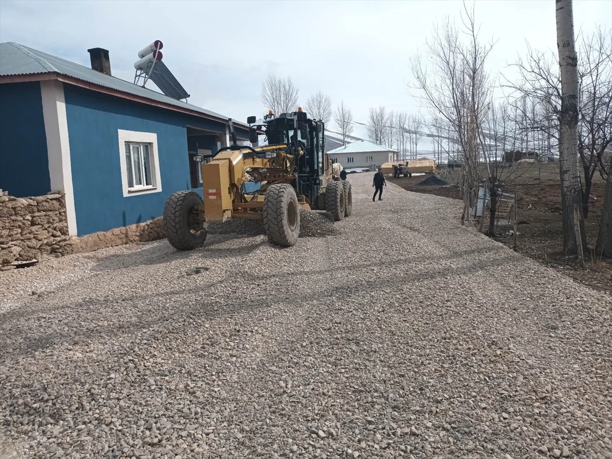Van Gürpınar Belediyesi, ağır kış şartlarına rağmen yol yapım çalışmalarını sürdürüyor