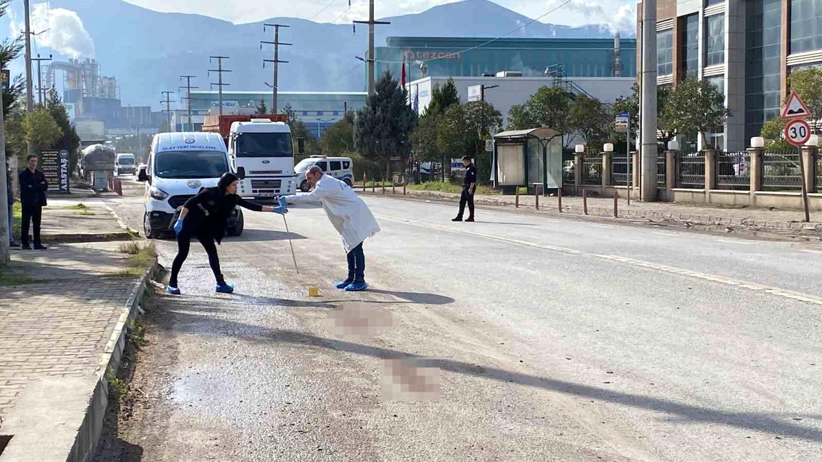 Kartepe\'de Hafif Ticari Araç Çarpması Sonucu İş Yerinin Gece Bekçisi Hayatını Kaybetti