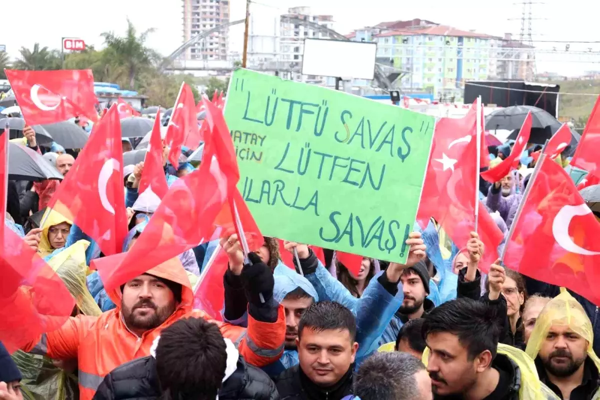 Hatay\'da Vatandaşlar Büyükşehir Belediye Başkanı Lütfü Savaş\'a Destek Verdi