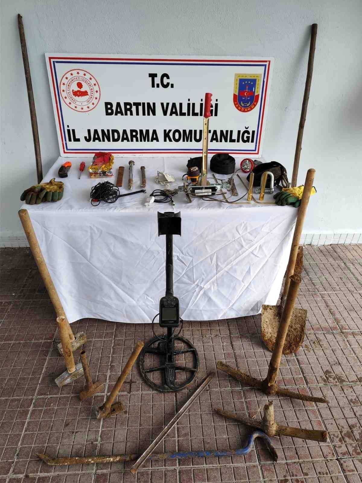 Bartın\'da ormanlık alanda hazine arayan 2 kişi jandarma tarafından suç üstü yakalandı