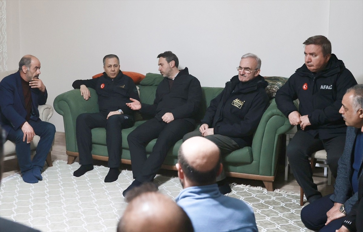 İçişleri ve Enerji Bakanları, toprak kayması sonucu kaybolan işçilerin ailelerine geçmiş olsun ziyaretinde bulundu