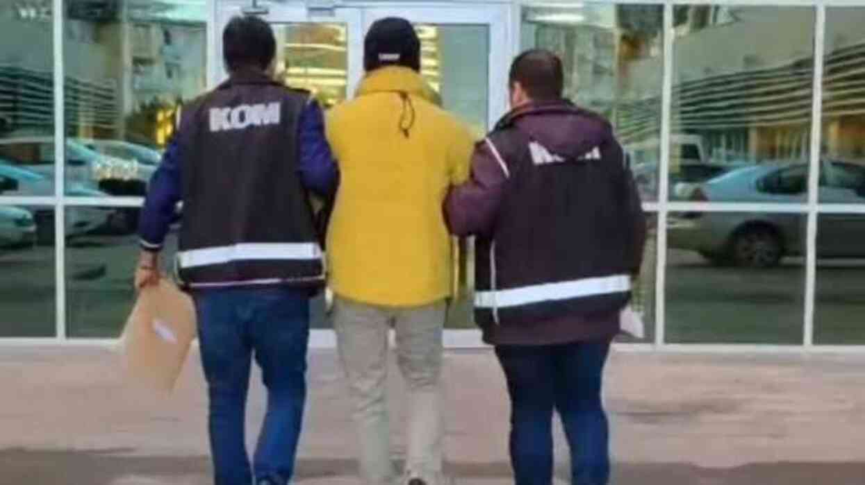 Interpol'ün 12 ülkenin aradığı 23 şüpheli Türkiye'de yakalandı Interpol'ün 12 ülkenin aradığı 23 şüpheli Türkiye'de yakalandı