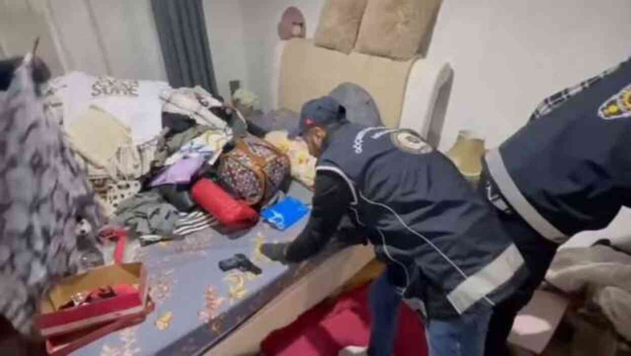 Interpol'ün 12 ülkenin aradığı 23 şüpheli Türkiye'de yakalandı Interpol'ün 12 ülkenin aradığı 23 şüpheli Türkiye'de yakalandı