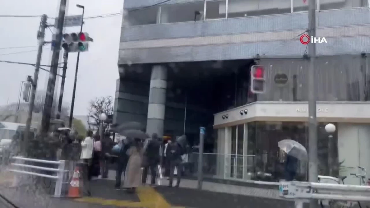 Japonya\'da direksiyon hakimiyetini kaybeden sürücü binaya daldı