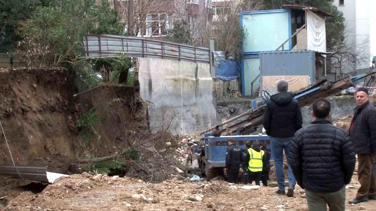 Kadıköy\'de İnşaat Alanında İstinat Duvarı Çöktü, İşçi Ağır Yaralandı